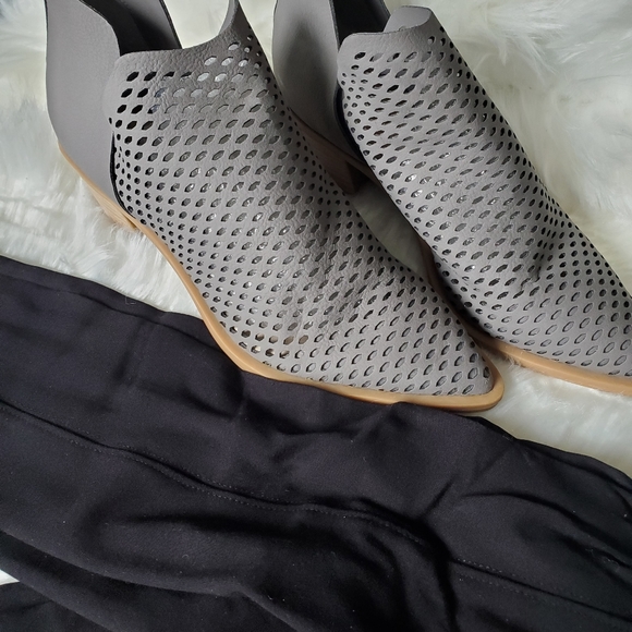 Women's Ankle Booties - Picture 6 of 7